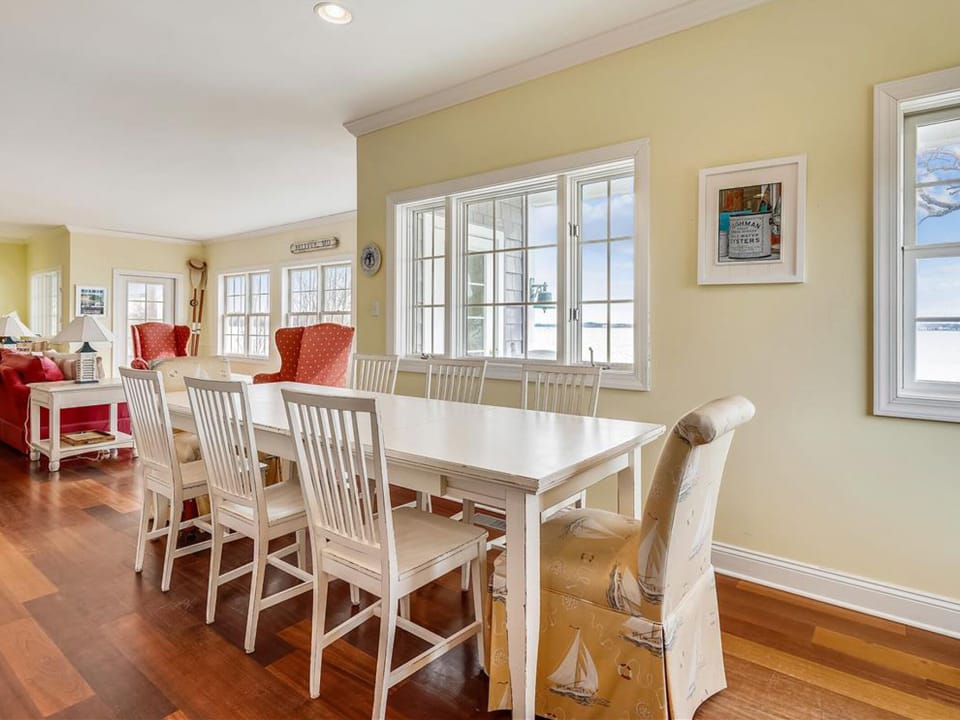 Eat-In Kitchen