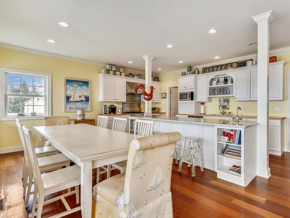 Eat-In Kitchen
