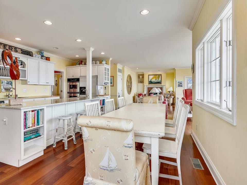 Eat-In Kitchen