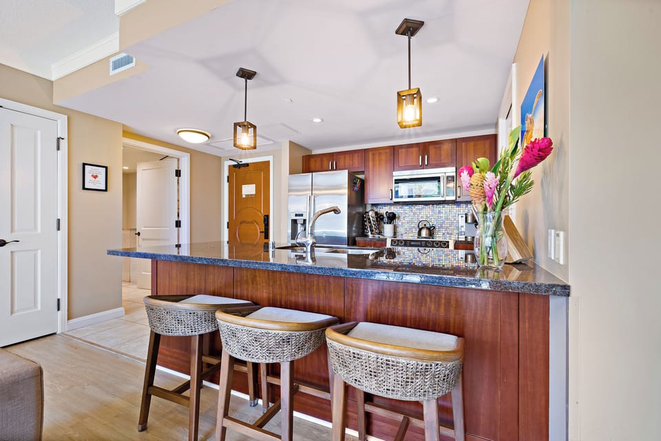 KITCHEN COUNTER WITH COUNTER CHAIRS