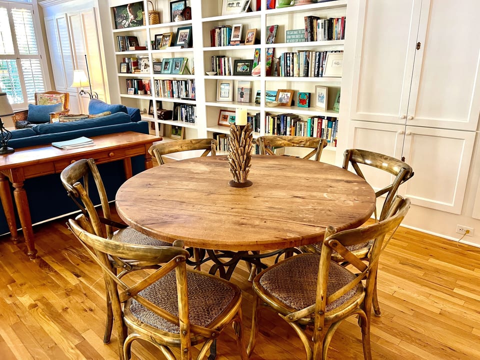 TABLE FOR SIX, PERFECT FOR FAMILY GAME NIGHTS