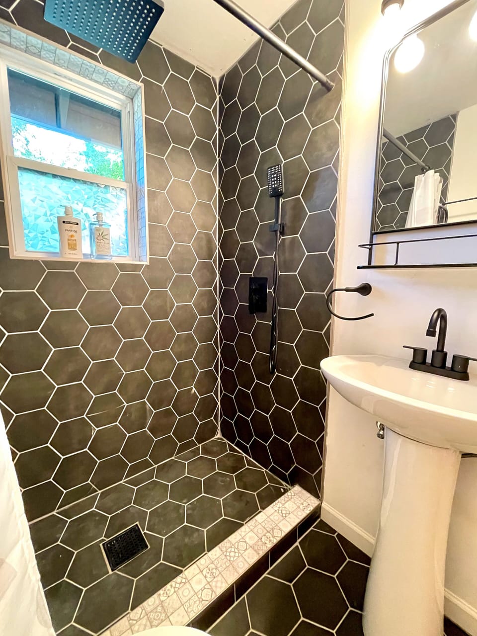 Amazing overhead rain shower and with detachable shower handle. 