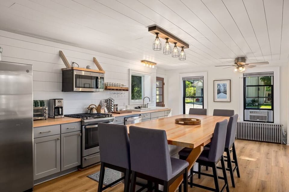 Large kitchen. Great place to hangout. 
