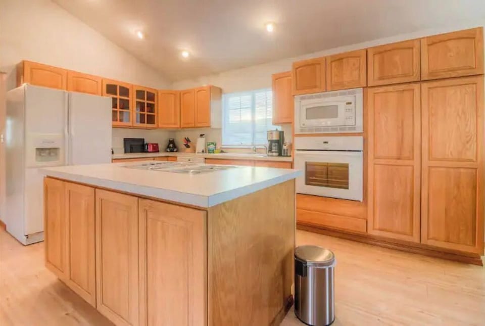 Kitchen with gas cooktop on island