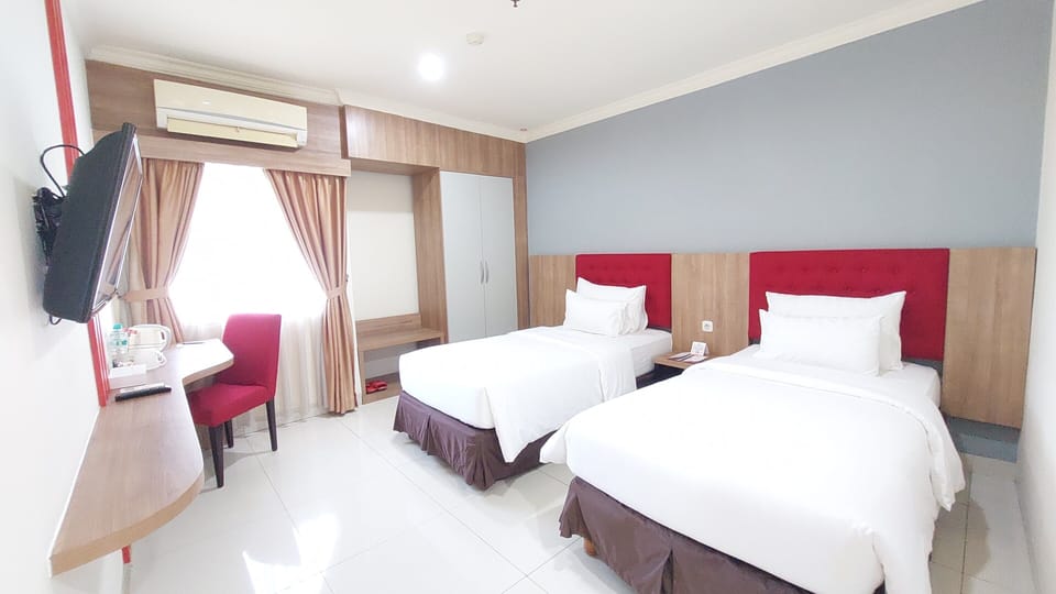 Superior Twin Room, 1 Bedroom | Desk, laptop workspace, free WiFi, wheelchair access