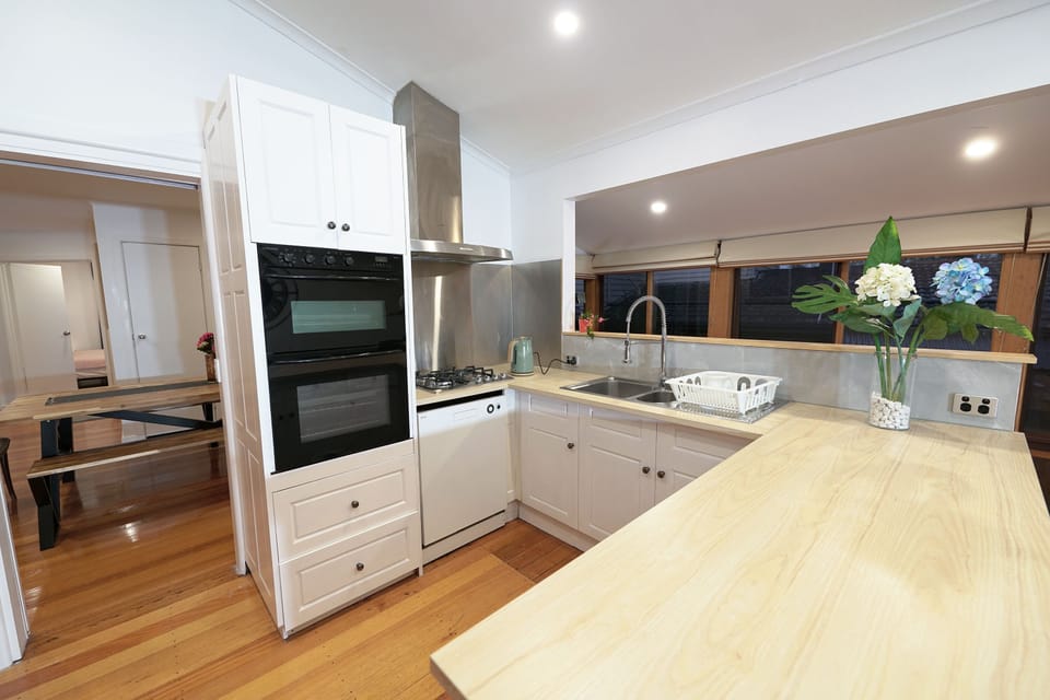 Comfort House | Private kitchen | Full-size fridge, microwave, oven, stovetop