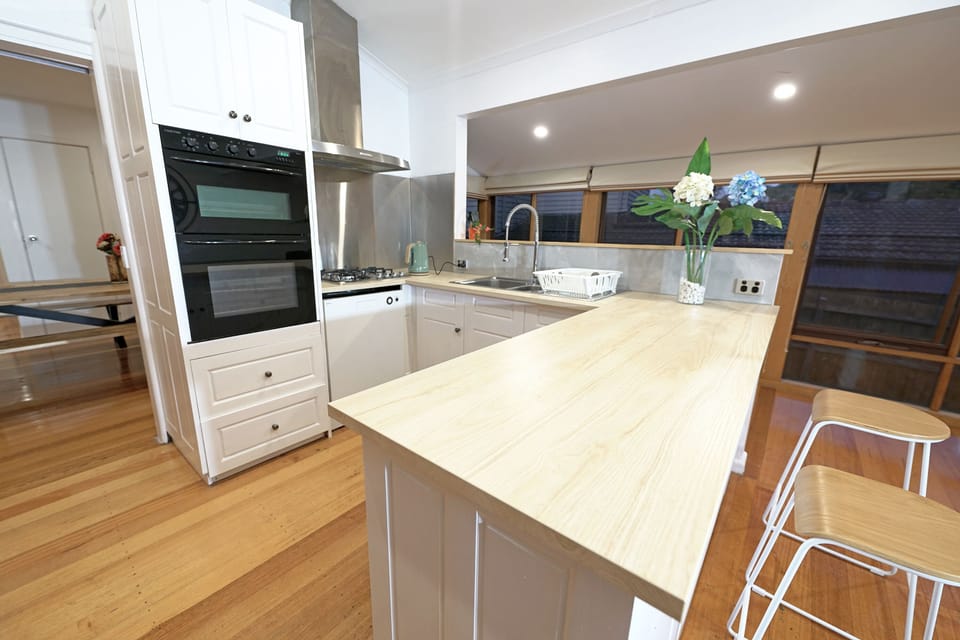 Comfort House | Private kitchen | Full-size fridge, microwave, oven, stovetop