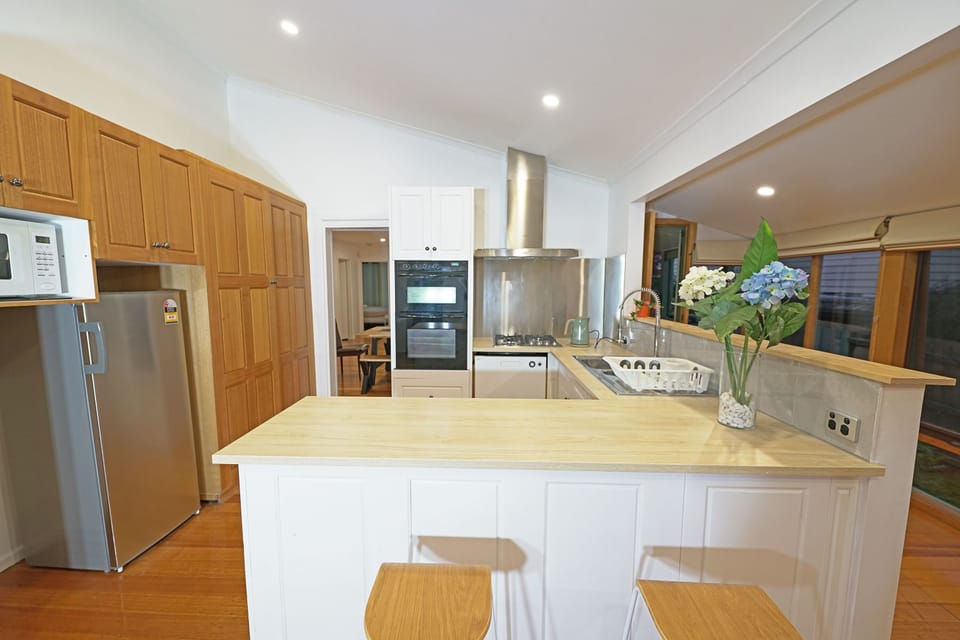 Comfort House | Private kitchen | Full-size fridge, microwave, oven, stovetop