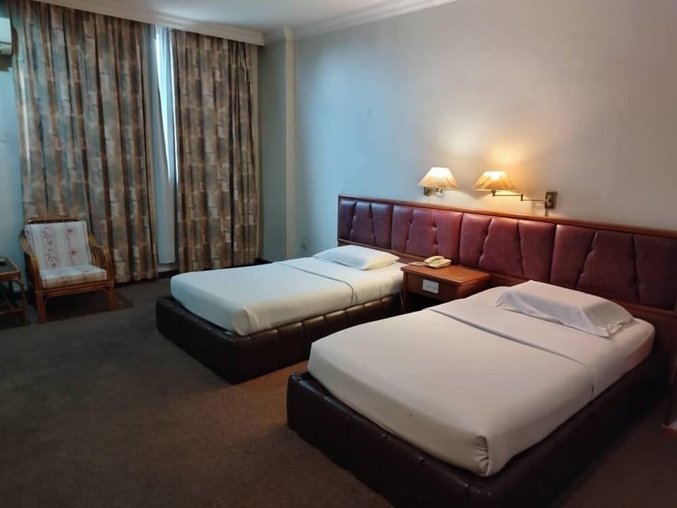 Deluxe Room | Iron/ironing board, free WiFi