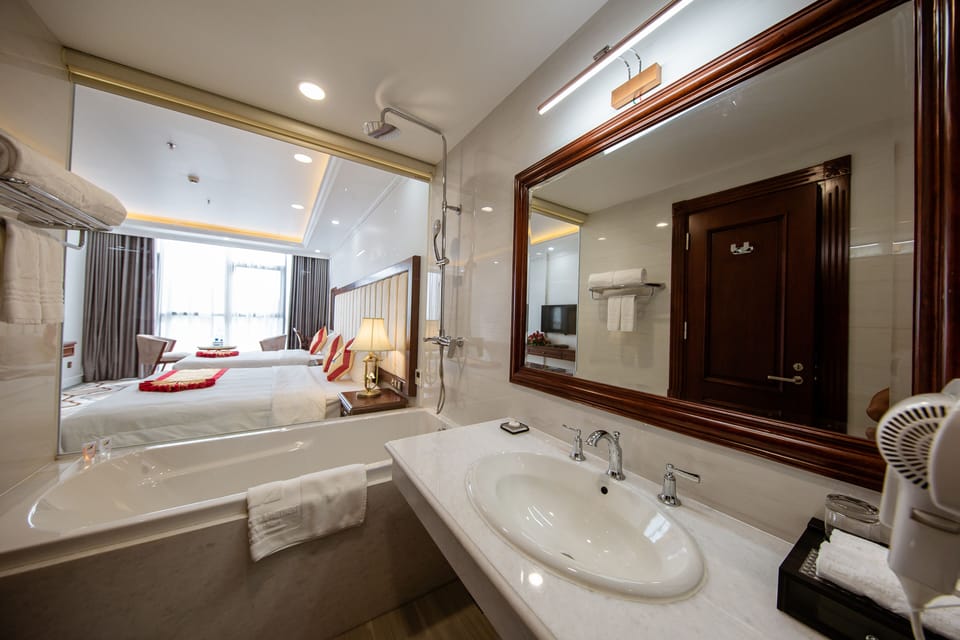 Deluxe Double Room | Bathroom | Combined shower/tub, rainfall showerhead, designer toiletries