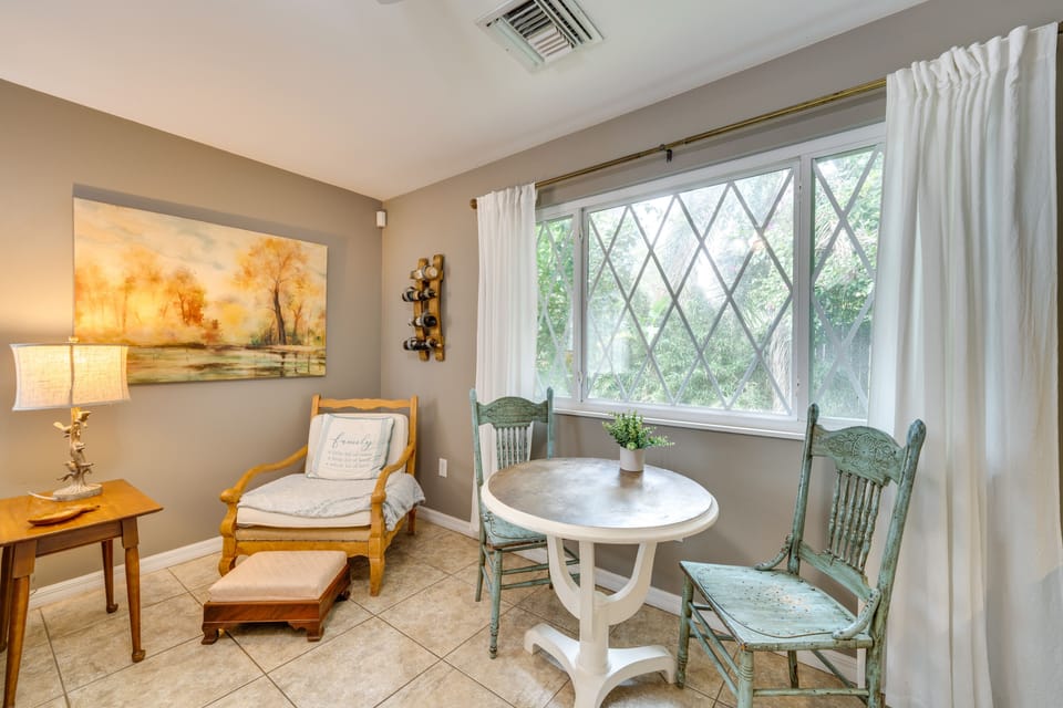 Dining Area | Dishes & Flatware Provided