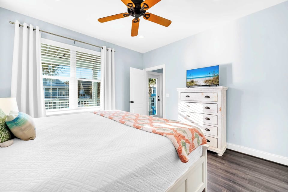 Second Floor King Suite with Private Bathroom +  Walk In Shower (Sleeps 2)