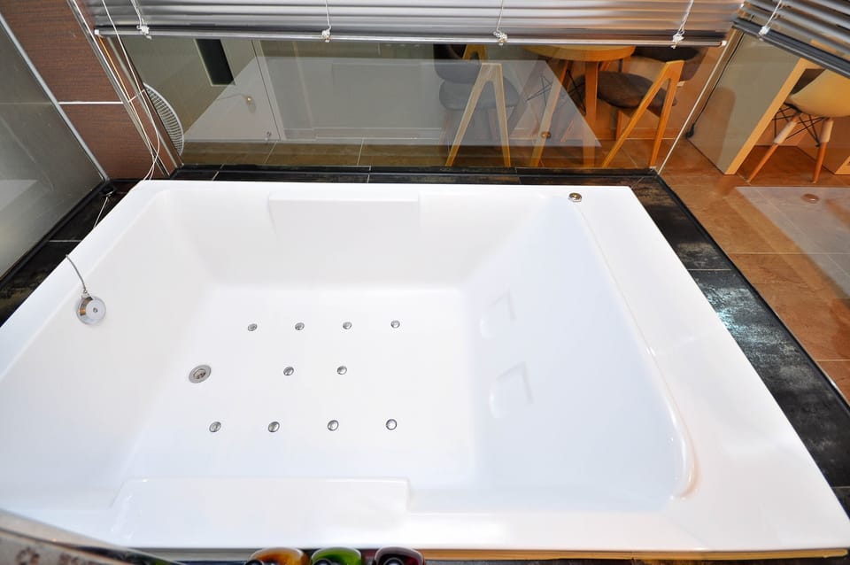 Family Twin Room | Bathroom | Separate tub and shower, rainfall showerhead, free toiletries