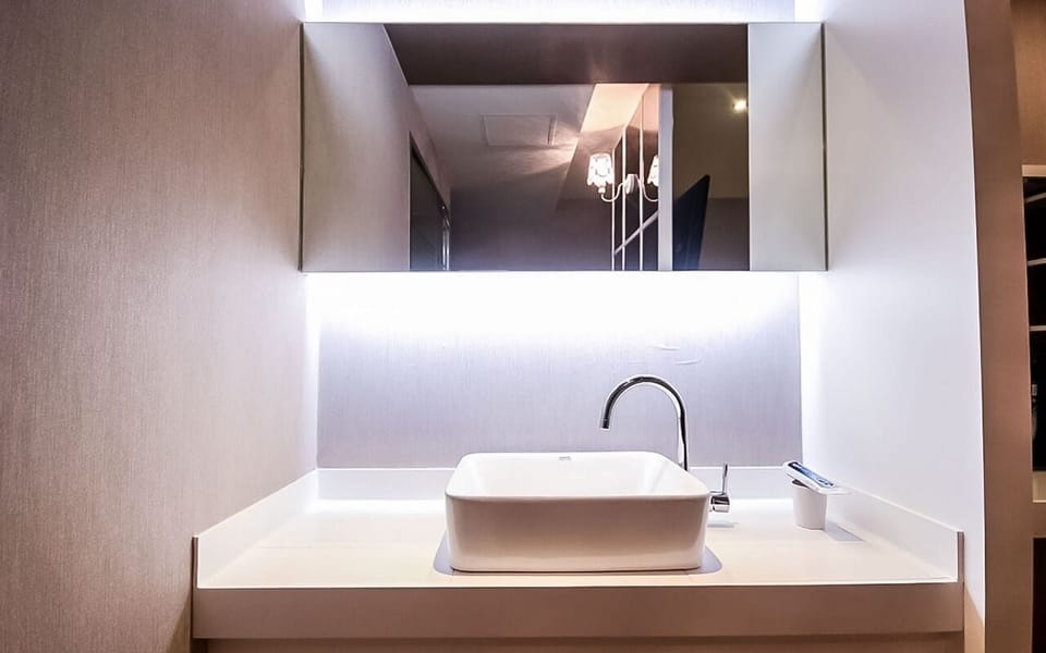 Deluxe Double Room | Bathroom | Separate tub and shower, rainfall showerhead, free toiletries