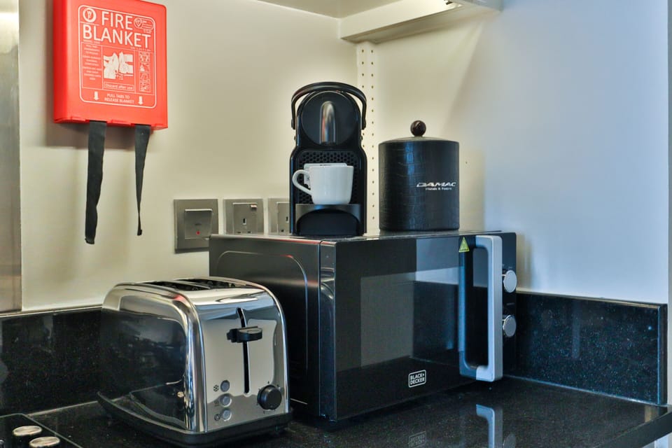 Deluxe Studio | Private kitchen | Fridge, microwave, oven, stovetop