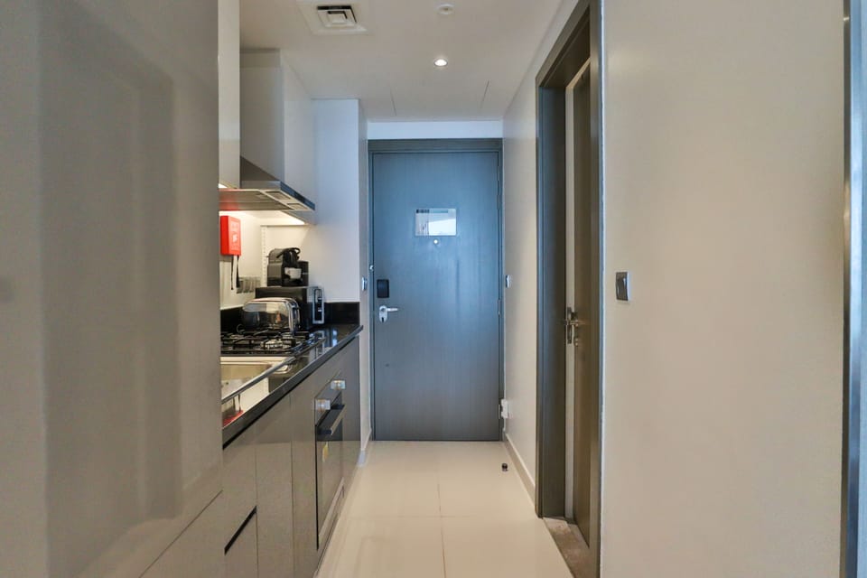 Deluxe Studio | Private kitchen | Fridge, microwave, oven, stovetop