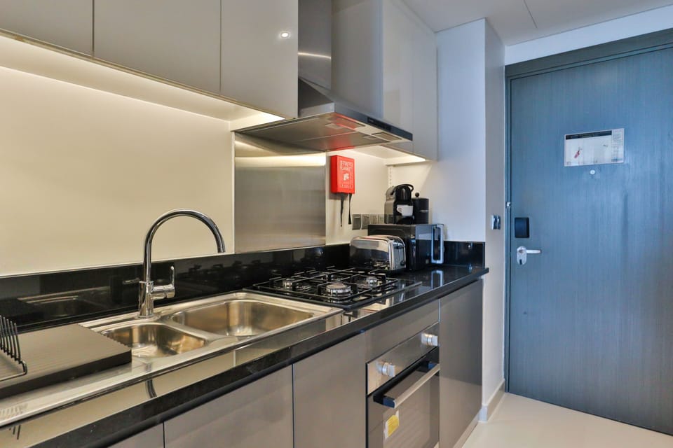 Deluxe Studio | Private kitchen | Fridge, microwave, oven, stovetop