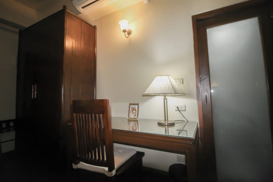Executive Room | Minibar, in-room safe, desk, blackout drapes