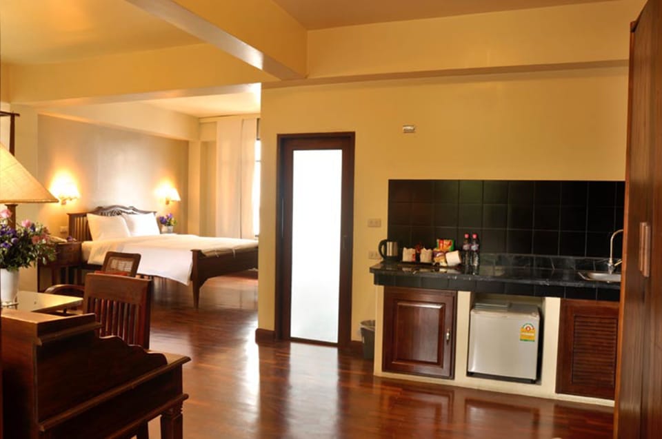 Junior Suite | Minibar, in-room safe, desk, blackout drapes