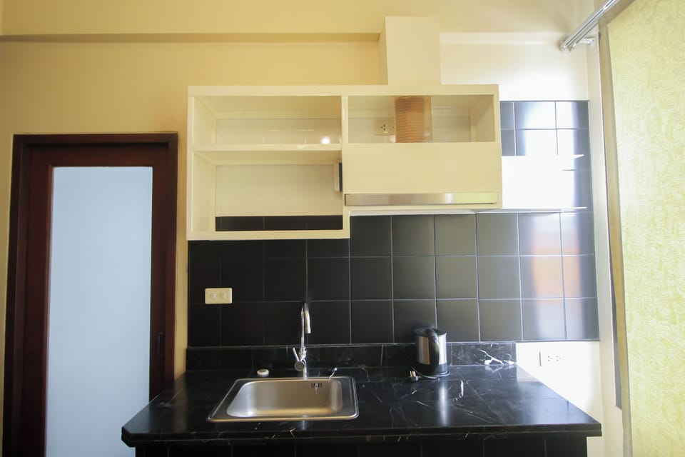 Family Room | Minibar, in-room safe, desk, blackout drapes
