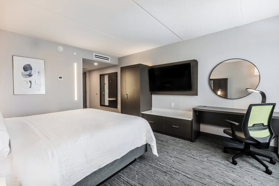 Standard Room, 1 King Bed | In-room safe, desk, blackout drapes, soundproofing