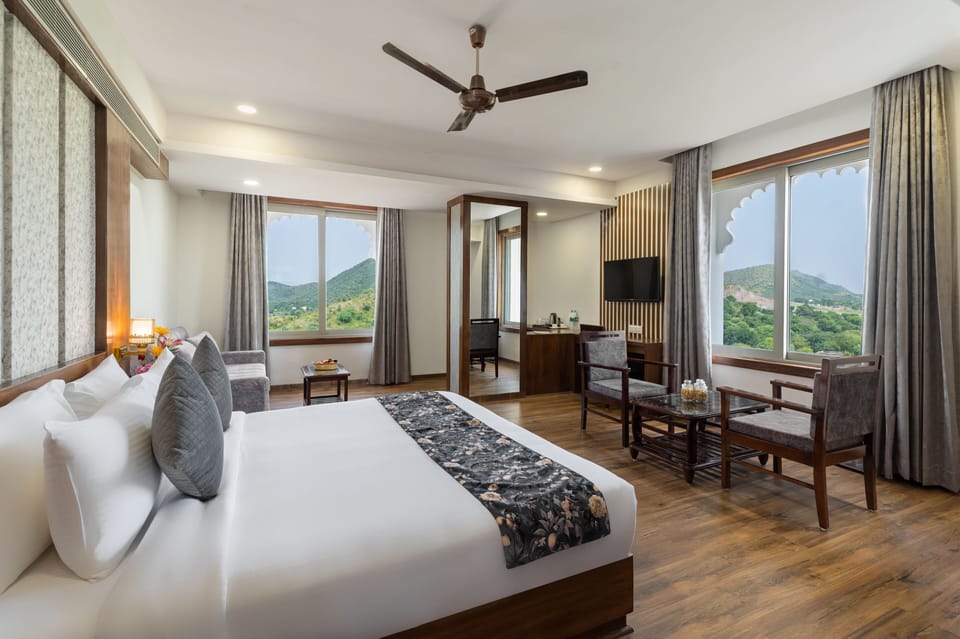 Grand Room | Minibar, desk, laptop workspace, free WiFi
