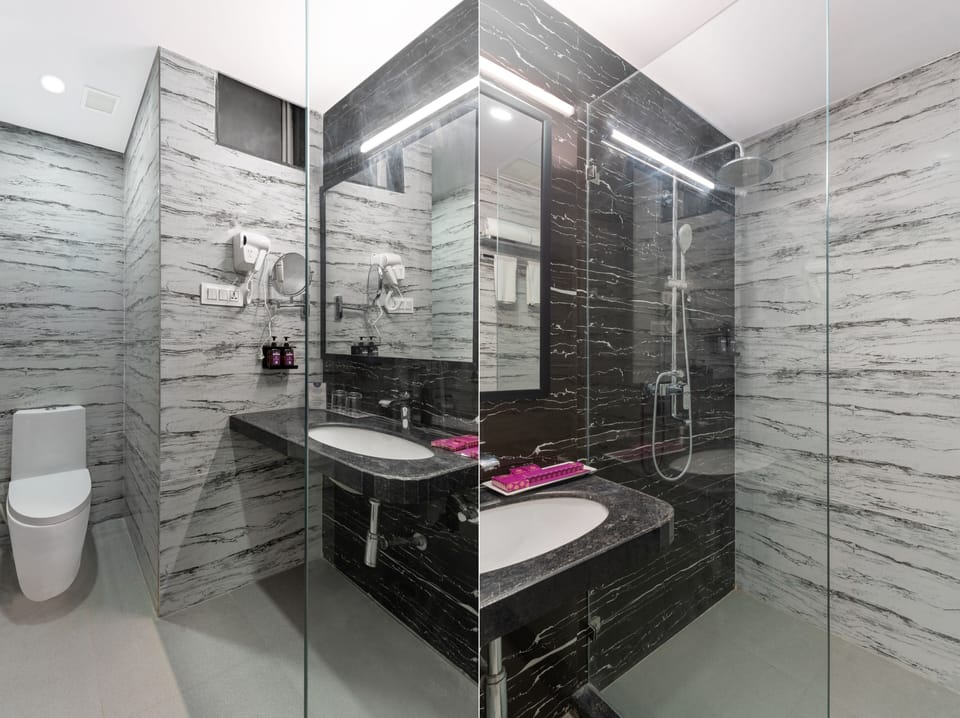 Premium Room | Bathroom | Shower, free toiletries, hair dryer, towels