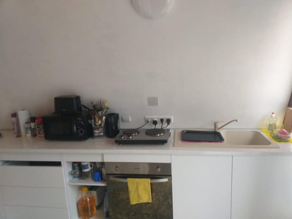 Cabin | Private kitchen | Fridge, microwave, oven, stovetop