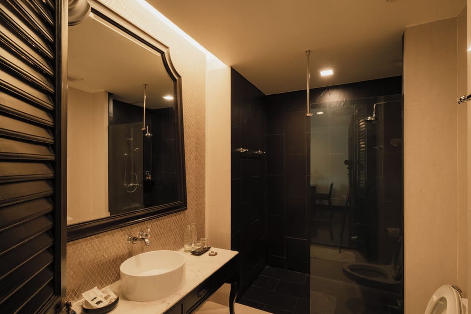Executive Suite | Bathroom | Shower, free toiletries, hair dryer, bathrobes