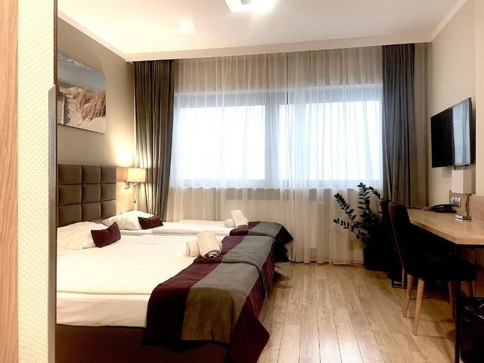Classic Triple Room | Desk, laptop workspace, blackout drapes, soundproofing