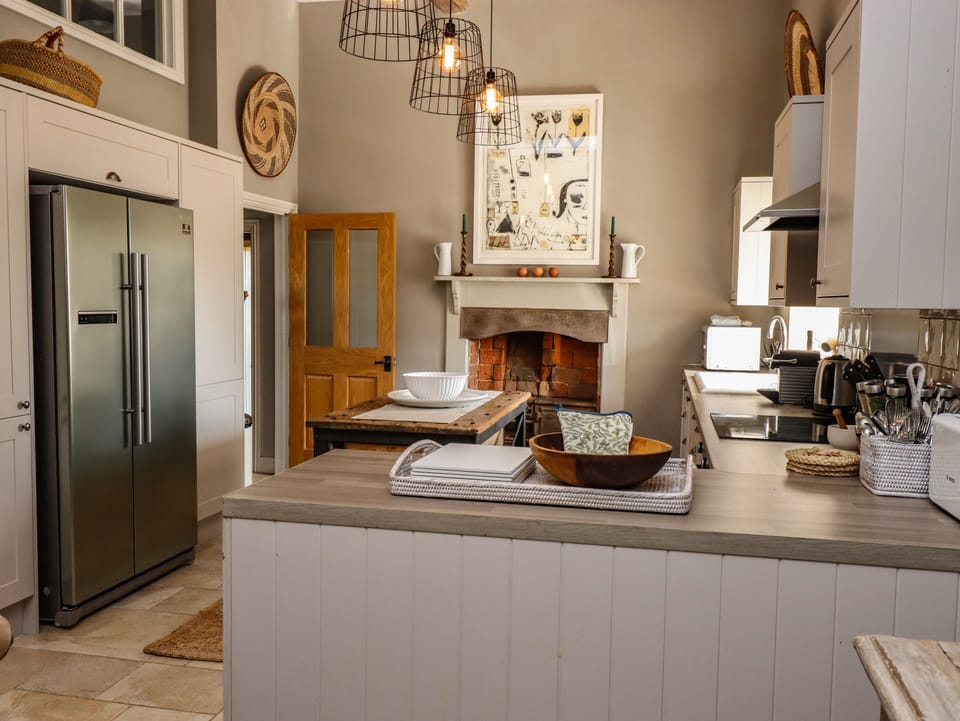 Fridge, dishwasher, cookware/dishes/utensils