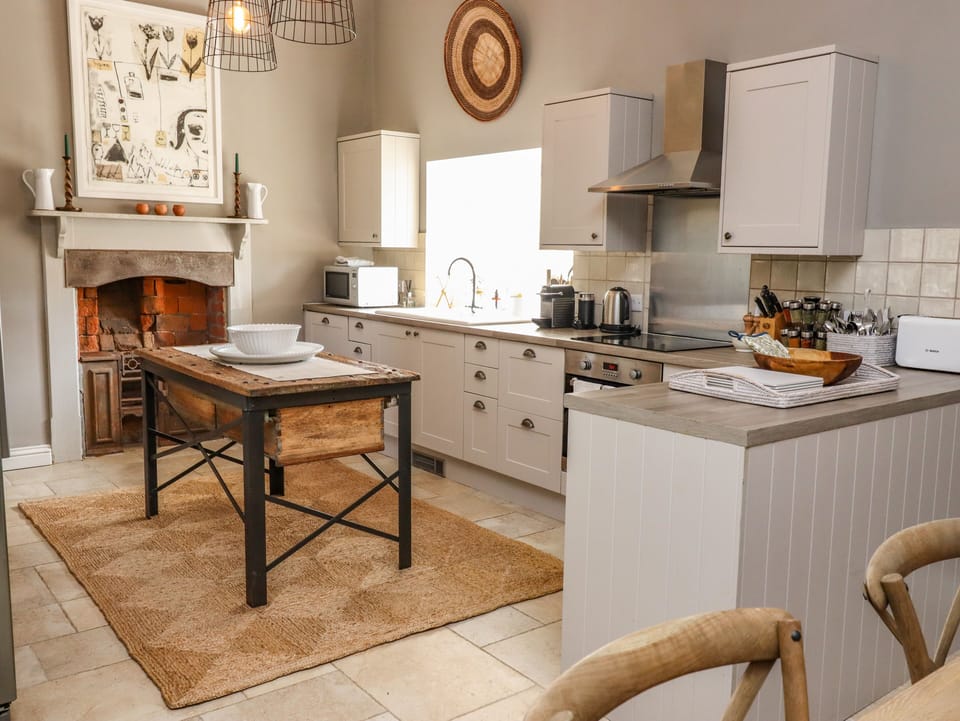 Fridge, dishwasher, cookware/dishes/utensils