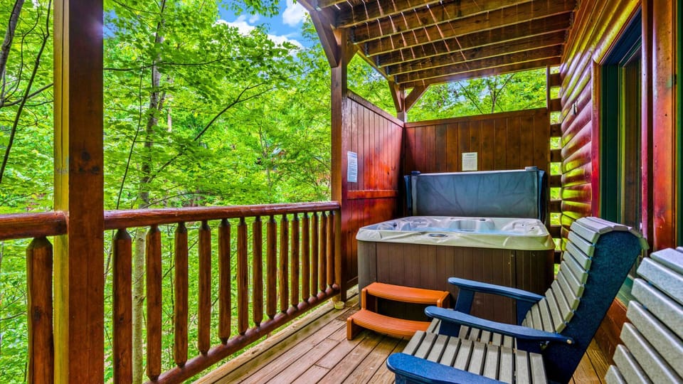🛁  Private Hot tub bliss! Relax after Smoky Mountain adventures near Greenbrier.