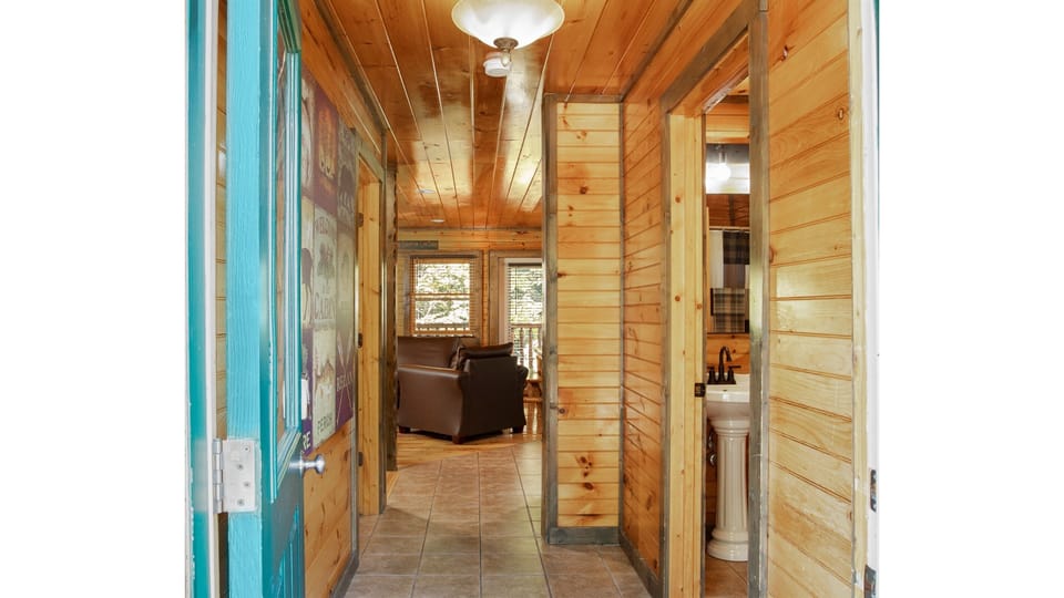 Welcome to your Log Cabin Home away from Home