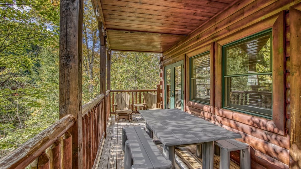 🌲 Wooded deck views for multigenerational bonding! Minutes from Rocky Top Sports Complex. 🏡
