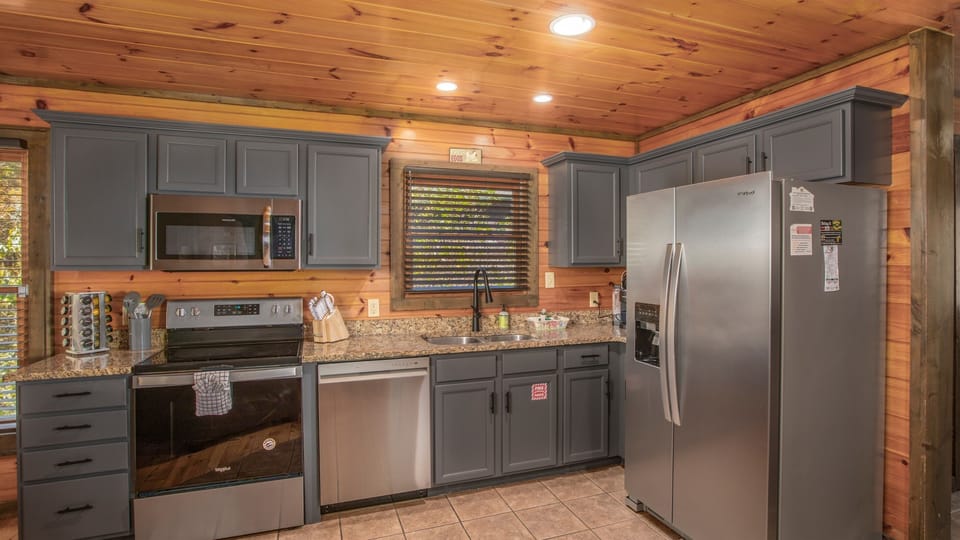 🍽️ Updated kitchen with new hardware—cook family meals in our spacious Gatlinburg cabin! 🏠