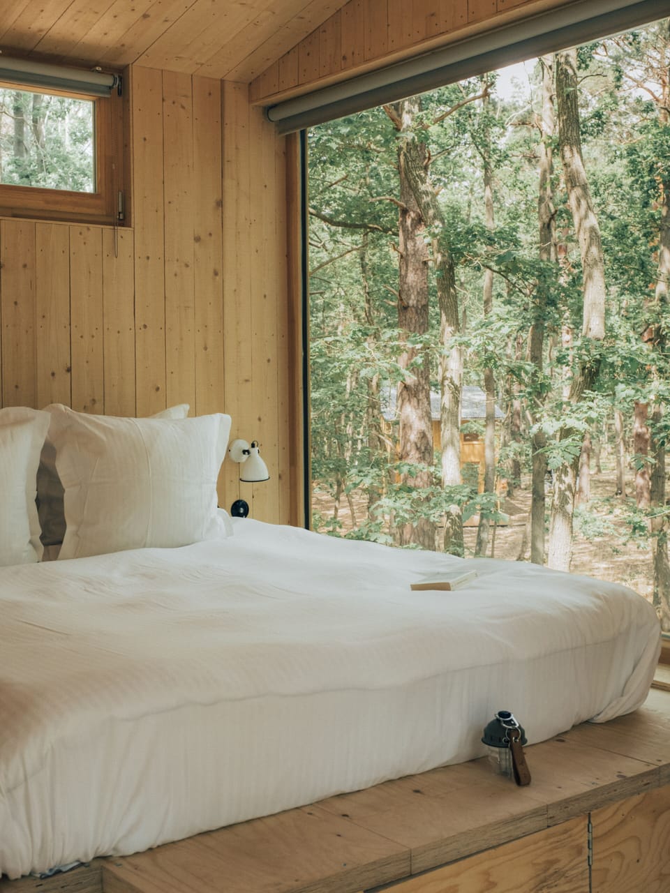 Luxury Cabin | Minibar, blackout drapes, bed sheets