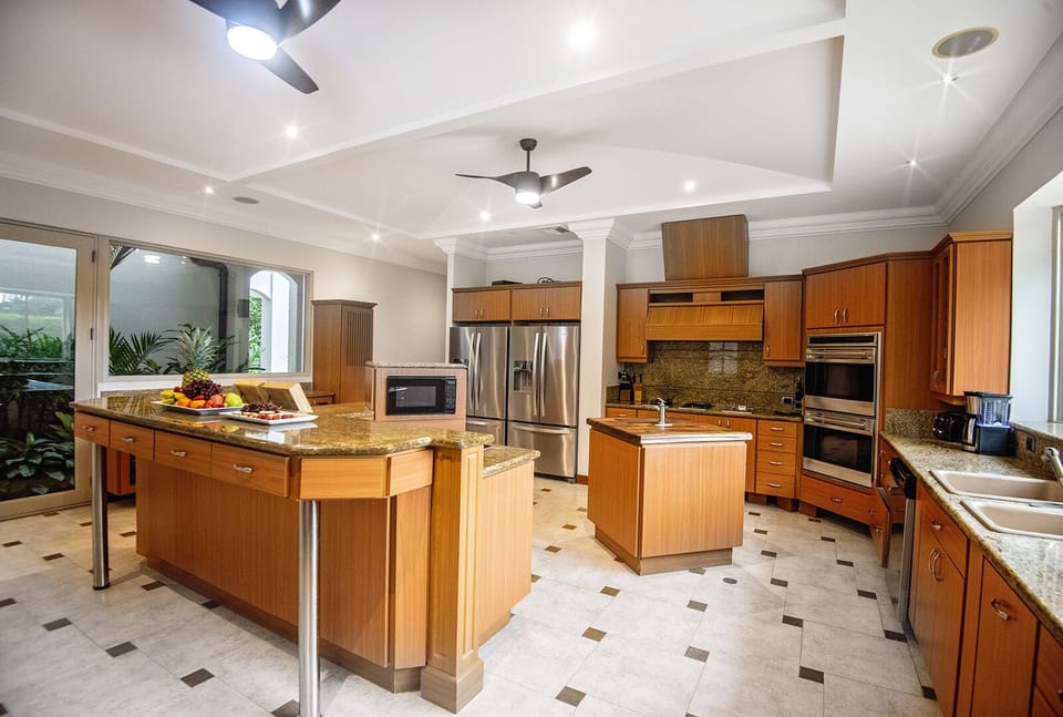 Large open kitchen, fully equipped.