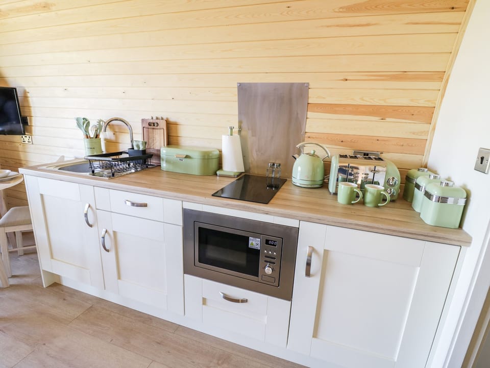 Fridge, cookware/dishes/utensils