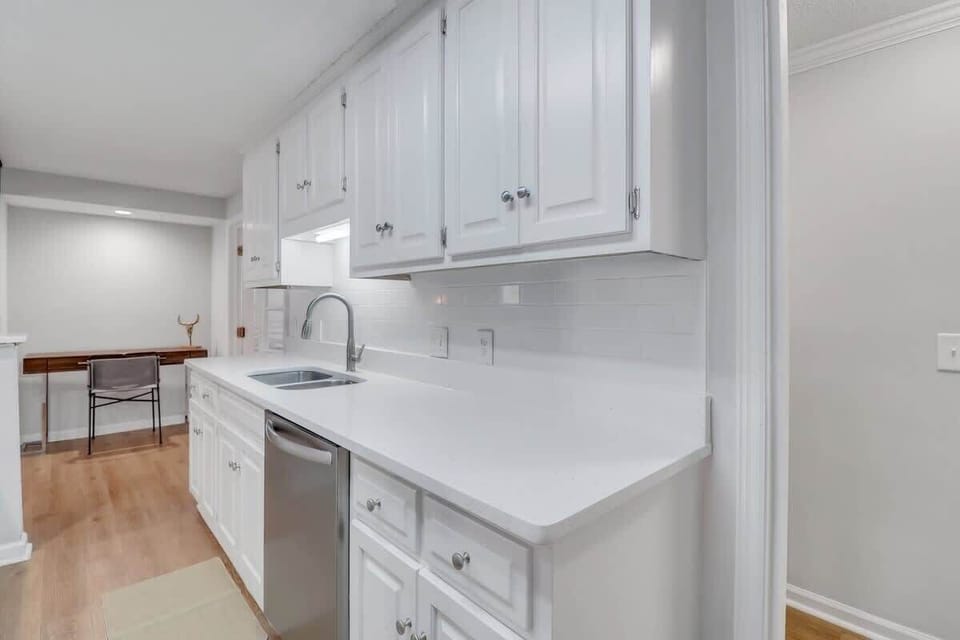 A view of the other side of the kitchen!