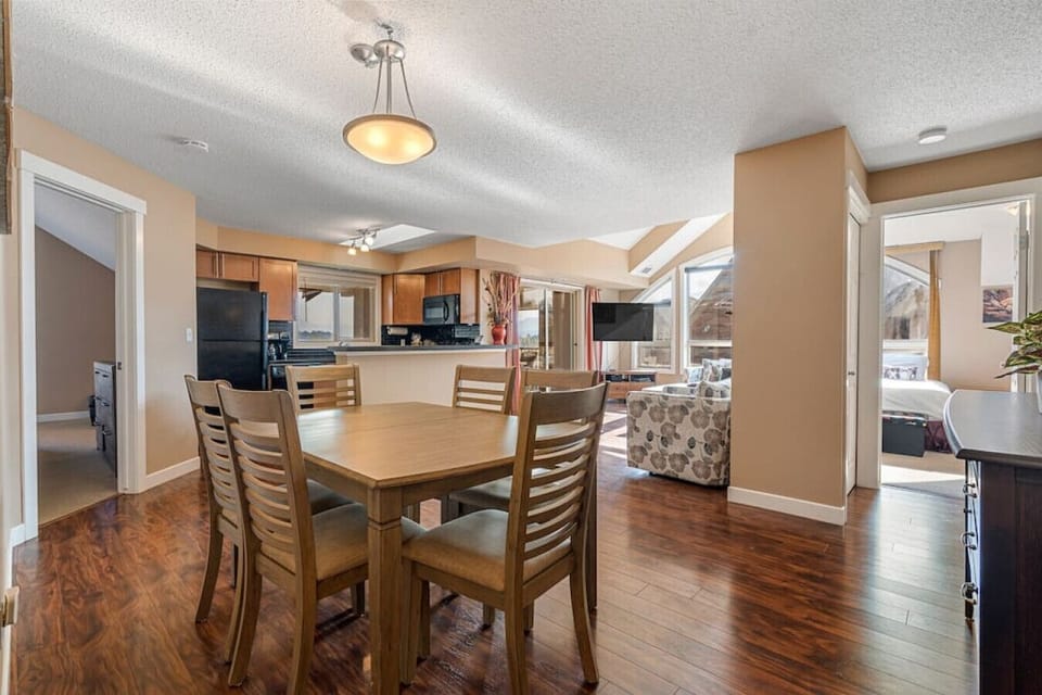 Dining area with seating for 6.