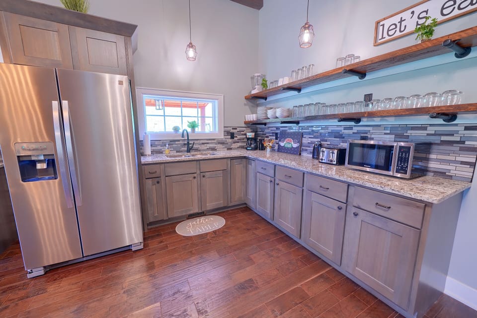 Full Kitchen, with Fridge