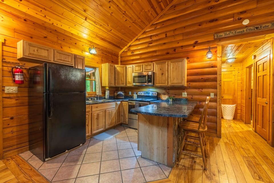 Kitchen, from Dining Area - Hunter's Retreat