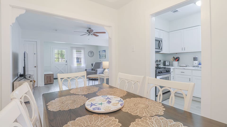 Dining area seats 6
