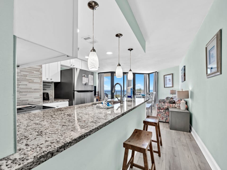 Eat-in kitchen bar