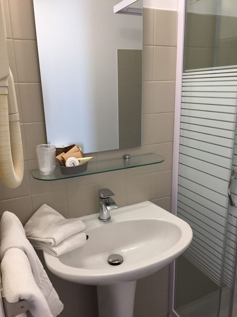 Superior Double Room | Bathroom | Free toiletries, hair dryer, towels
