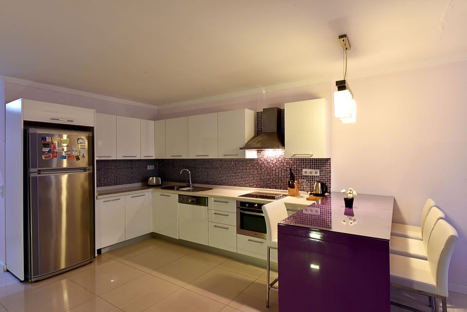 Coffee/tea maker, full-size fridge, oven, stovetop