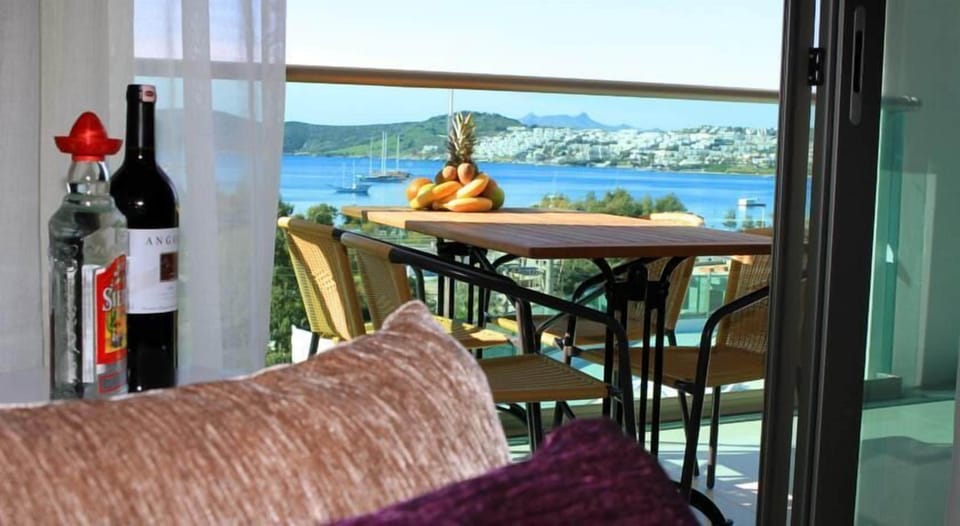 Apartment, 2 Bedrooms, Sea View | In-room safe, laptop workspace, iron/ironing board, cribs (free)