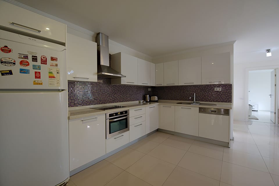 Coffee/tea maker, full-size fridge, oven, stovetop