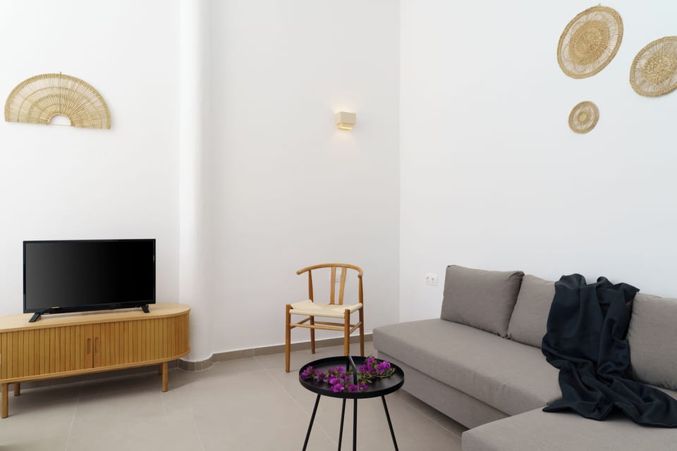 Suite | Living area | 32-inch TV with digital channels